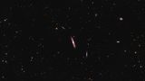 Auf die Balken-Spiralgalaxie NGC 4216 blicken wir von der Seite. Vor dem Hintergrund des hellen Kernbereichs sind dunkle Staubwolken gut zu erkennen. NGC 4216 ist äußerst massereich und hat einen Durchmesser von etwa 130.000 Lichtjahren. Von unserer Galaxie ist sie gut 54 Millionen Lichtjahre entfernt. 