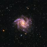 NGC 6946 ist eine Balken-Spiralgalaxie im Sternbild Kepheus an der Grenze zum Sommersternbild Schwan. Innerhalb von einem Jahrhundert haben sich in ihr zehn Supernovae ereignet. Im Vergleich zu anderen "Sternenstädten" ist das ein wahres Feuerwerk an spektakulären Explosionen massereicher Sterne am Ende ihrer Lebenszeit. Diesem Umstand verdankt NGC 6946 ihren Spitznamen.