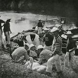 Bis heute hat sich das Ritual der Zählung (hier um 1900) kaum verändert. Die Schwäne werden gefangen, begutachtet und schließlich gekennzeichnet. Die Tierliebhaberin Königin Alexandra (1844–1925) fürchtet, die Vögel könnten beim Kennzeichnen durch das Kerbschnitzen verletzt werden, sodass es Anfang des 20. Jahrhunderts eingestellt wird. 