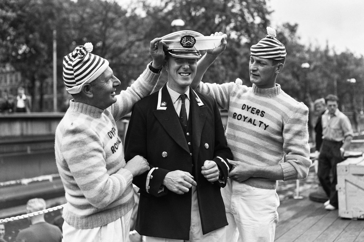 Federn und Farben Chef des Zähltrupps ist der "Swan Marker" (hier 1963). In scharlachroter Uniform leitet er die fünftägige Tour über die Themse. Als Einziger im Team trägt er eine Mütze, in der eine Schwanenfeder steckt. Die Männer der Monarchie tragen traditionell Rot; die Winzer Weiß und die Färber Blau.