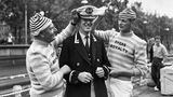 Chef des Zähltrupps ist der "Swan Marker" (hier 1963). In scharlachroter Uniform leitet er die fünftägige Tour über die Themse. Als Einziger im Team trägt er eine Mütze, in der eine Schwanenfeder steckt. Die Männer der Monarchie tragen traditionell Rot; die Winzer Weiß und die Färber Blau.