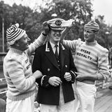 Chef des Zähltrupps ist der "Swan Marker" (hier 1963). In scharlachroter Uniform leitet er die fünftägige Tour über die Themse. Als Einziger im Team trägt er eine Mütze, in der eine Schwanenfeder steckt. Die Männer der Monarchie tragen traditionell Rot; die Winzer Weiß und die Färber Blau.