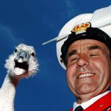 Swan Marker David Barber und ein Schwan grinsen in die Kamera