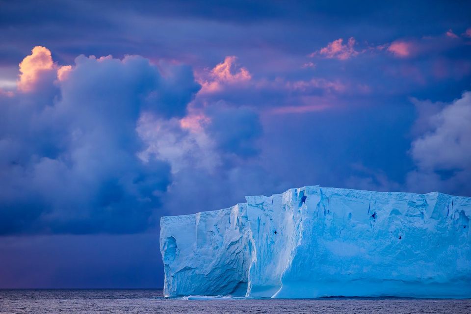 Einer neuen Studie zufolge geht der überwiegende Teil der Eiskeime in der Atmosphäre der Antarktis auf Zuckerverbindungen von mikroskopisch kleinen Meeresorganismen zurück 1.7778