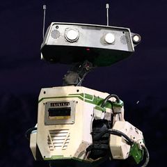 Turing-Test: Der Roboter NVIDIA Isaac GROOT N1 (links) und ein Porträt Alan Turings