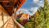 Auf der Stadtmauer in Nördlingen