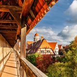 Auf der Stadtmauer in Nördlingen