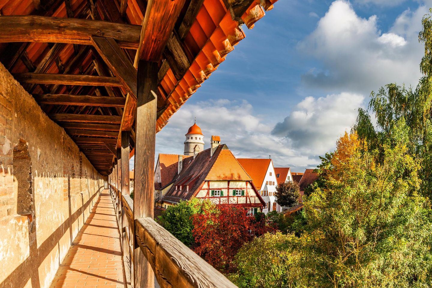 Auf der Stadtmauer in Nördlingen