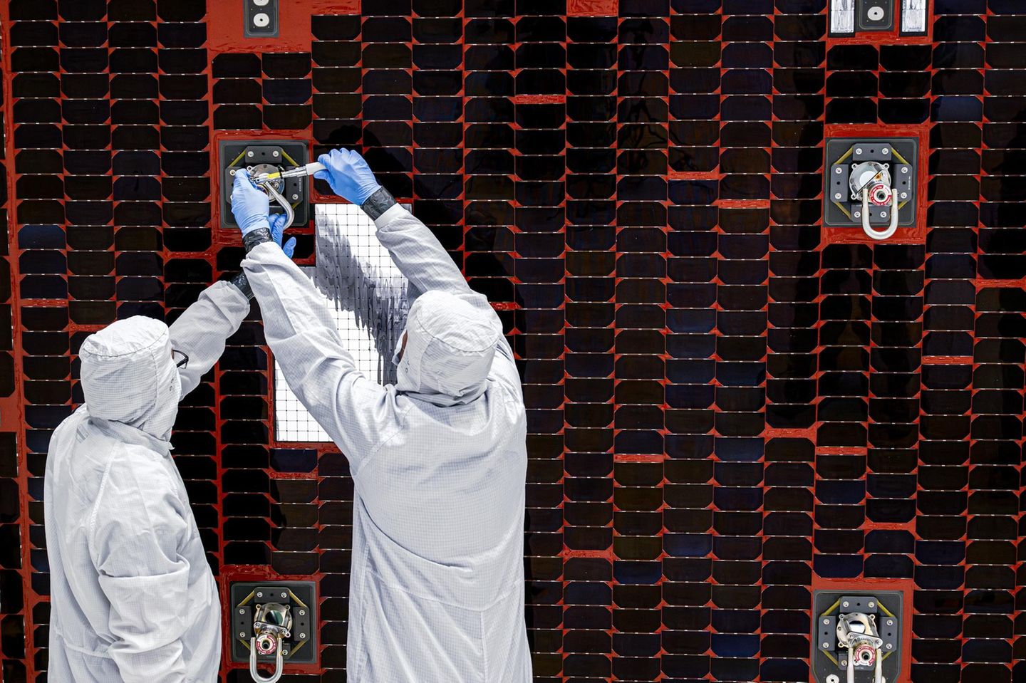 Wie viele Planeten gibt es in unserer Galaxie? Zwei Wissenschaftler schrauben an einem Solarpaneel