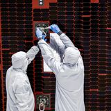 Zwei Wissenschaftler schrauben an einem Solarpaneel