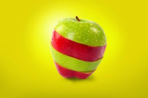 Rote und grüne geschnittenem Apfel auf gelbem Hintergrund
