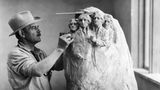 Bilderhauer Borglum arbeitet an einem Modell für Mount Rushmore