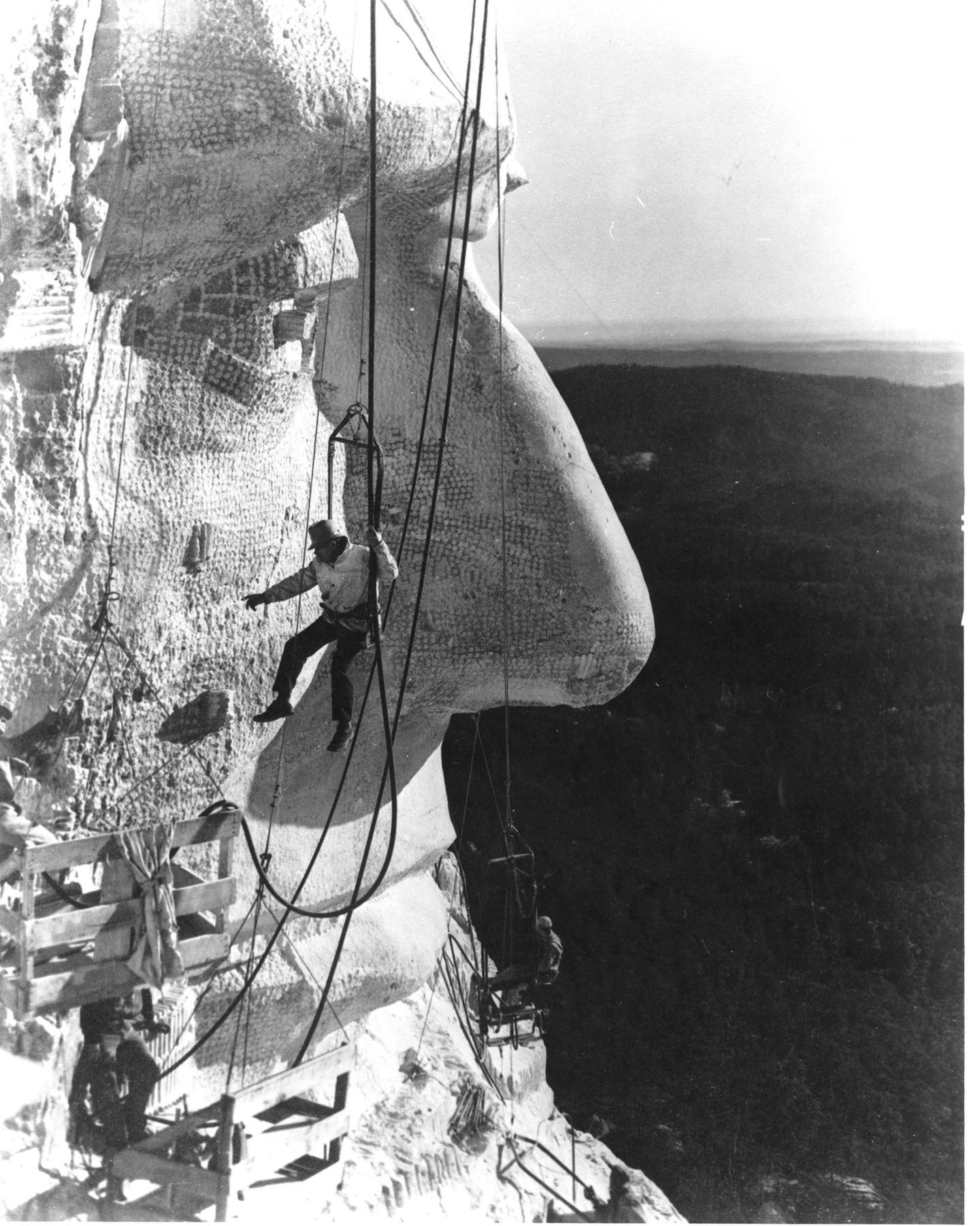 Arbeiter meißeln das Gesicht von Abraham Lincoln in den Berg Mount Rushmore