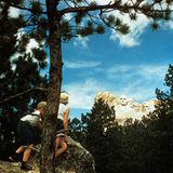 Zwei Kinder schauen auf Mount Rushmore