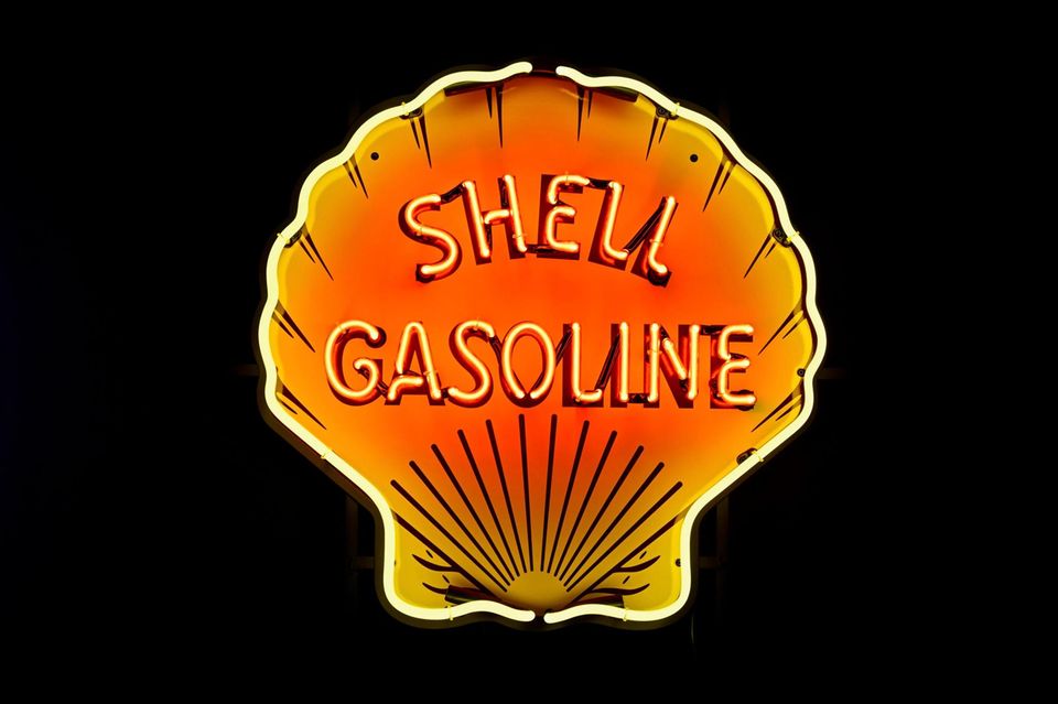 Das Logo der 1907 gegründeten "Royal Dutch Shell" ziert eine Muschel: damals eine koloniale Ware, mit der eine der Teilfirmen ursprünglich handelte