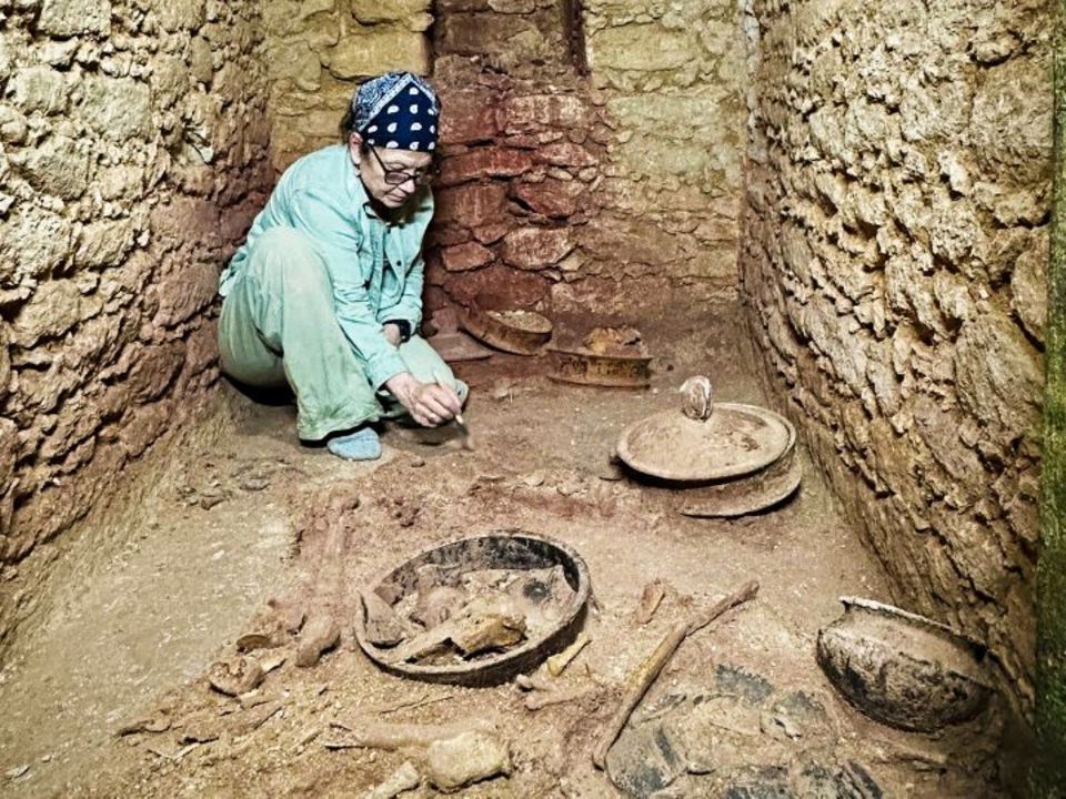 Die US-Archäologin Diane Chase untersucht das kürzlich ausgegrabene Grab des Mayakönigs Die US-Archäologin Diane Chase untersucht das kürzlich ausgegrabene Grab des Mayakönigs