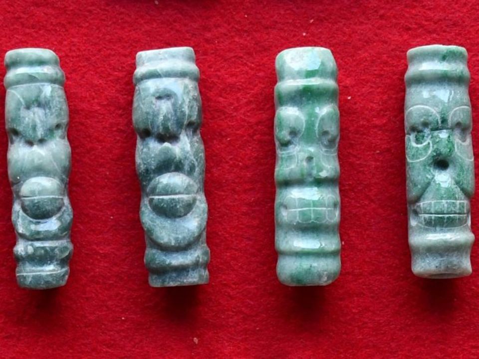 Archäologie: Kostbare Artefakte aus dem Königsgrab: Jadeit-Röhrenperlen in Form von Klammeraffen Kostbare Artefakte aus dem Königsgrab: Jadeit-Röhrenperlen in Form von Klammeraffen