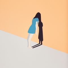 Illustration: Rückenansicht einer Frau im kurzen Kleid, die mit Stirn an einer Wand lehnt und mit ihrem Schatten verwächst.