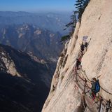 Wanderer an einem Steilkliff auf dem Huashan Trail