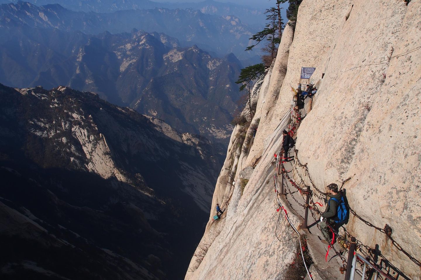 Huashan Trail, China Wanderer an einem Steilkliff auf dem Huashan Trail