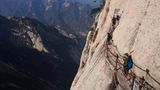Wanderer an einem Steilkliff auf dem Huashan Trail