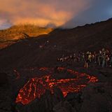 Menschen stehen an einem Lavastrom am Pacaya Vulkan, Guatemala