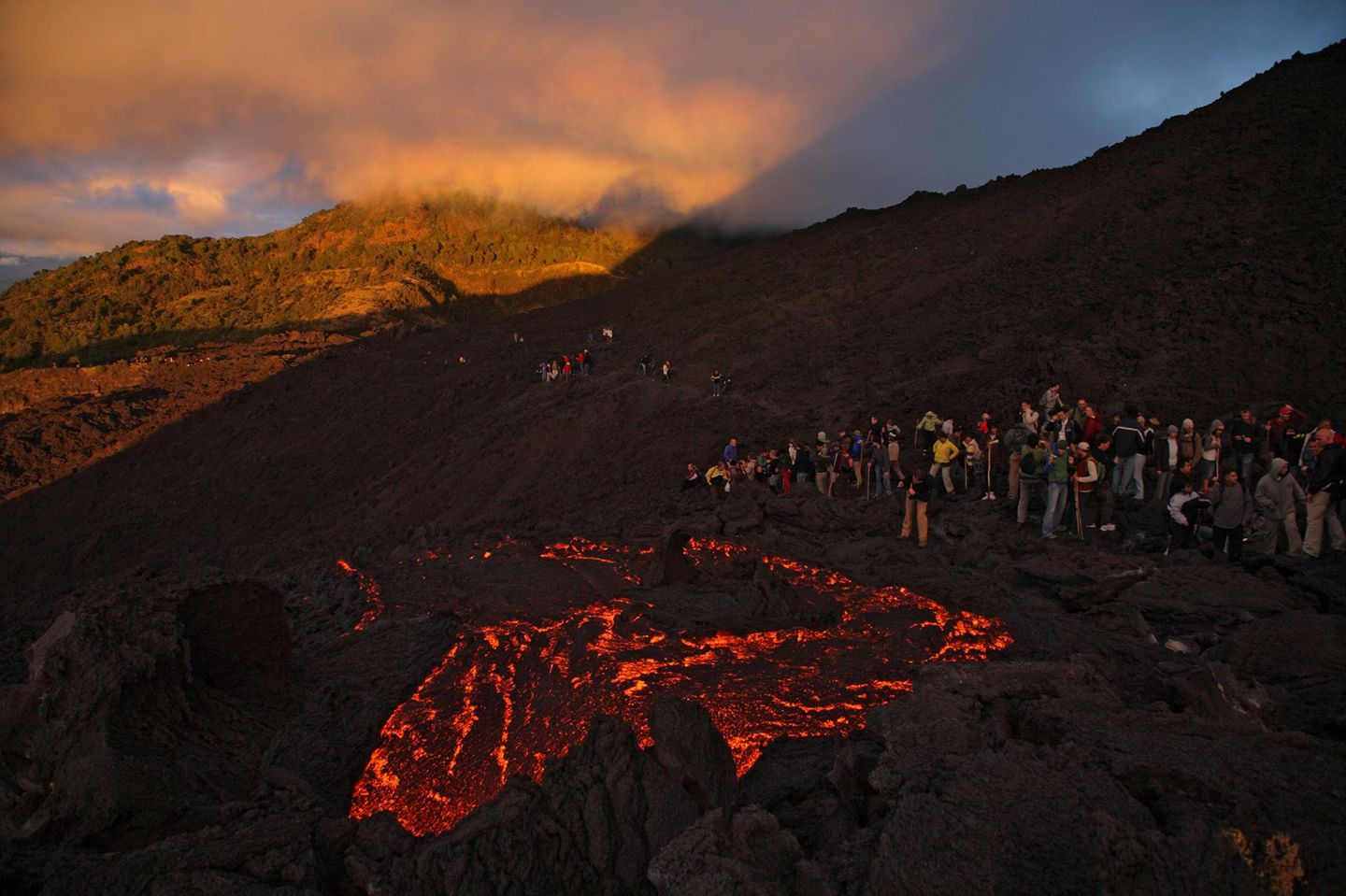 Wanderpfad am Pacaya Vulkan, Guatemala Menschen stehen an einem Lavastrom am Pacaya Vulkan, Guatemala
