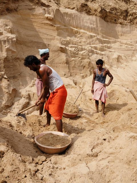 Schon seit dem Morgengrauen schaufeln Arbeiter Sand am Ufer des indischen Flusses Son. Die sandige Klippe über ihren Köpfen könnte jederzeit einbrechen und sie unter sich begraben. Sie werden überwacht von Männern, die das Gebiet kontrollieren