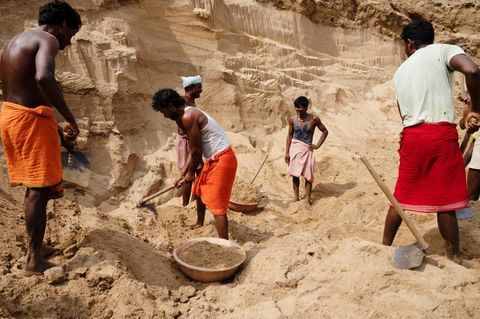 Schon seit dem Morgengrauen schaufeln Arbeiter Sand am Ufer des indischen Flusses Son. Die sandige Klippe über ihren Köpfen könnte jederzeit einbrechen und sie unter sich begraben. Sie werden überwacht von Männern, die das Gebiet kontrollieren