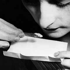 In den 1920er Jahren hat sich der positive Ruf des Kokains gewandelt, sein Konsum wird mittlerweile strenger reglementiert. Dennoch ist das Schnupfen von Koks sehr beliebt, vor allem in Bohemekreisen und in der Unterwelt