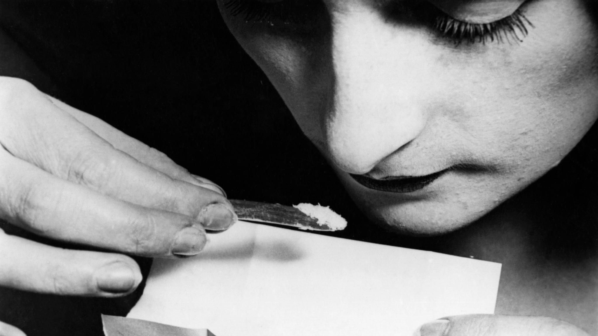 Drogen: In den 1920er Jahren hat sich der positive Ruf des Kokains gewandelt, sein Konsum wird mittlerweile strenger reglementiert. Dennoch ist das Schnupfen von Koks sehr beliebt, vor allem in Bohemekreisen und in der Unterwelt In den 1920er Jahren hat sich der positive Ruf des Kokains gewandelt, sein Konsum wird mittlerweile strenger reglementiert. Dennoch ist das Schnupfen von Koks sehr beliebt, vor allem in Bohemekreisen und in der Unterwelt