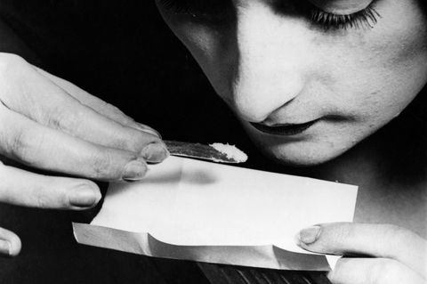 In den 1920er Jahren hat sich der positive Ruf des Kokains gewandelt, sein Konsum wird mittlerweile strenger reglementiert. Dennoch ist das Schnupfen von Koks sehr beliebt, vor allem in Bohemekreisen und in der Unterwelt