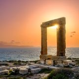 Tor zum Tempel des Apollo im Sonnenuntergang