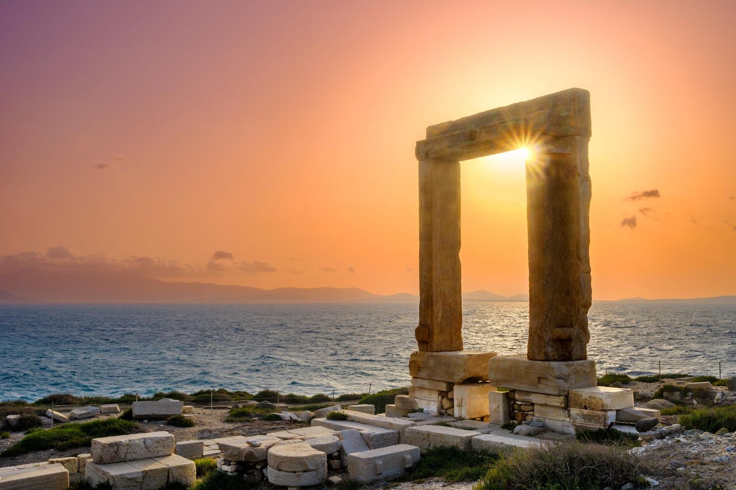 Tor zum Tempel des Apollo im Sonnenuntergang