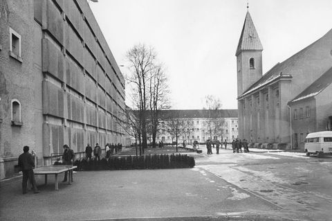 Blick in einen Innenhof im Gefängnis Stadelheim