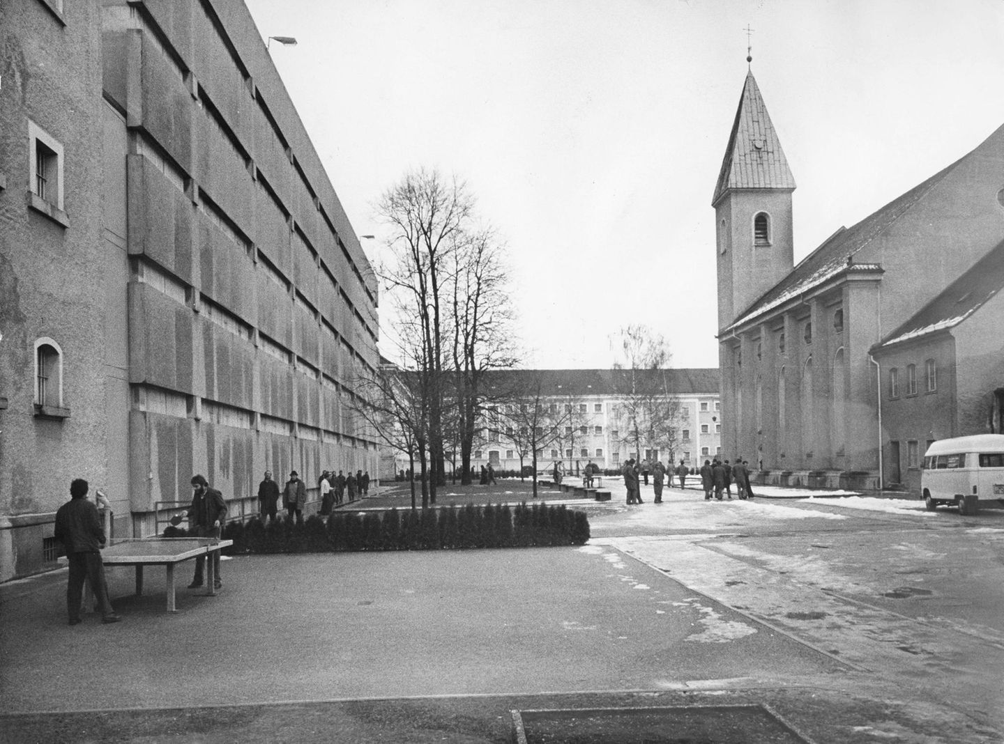 Blick in einen Innenhof im Gefängnis Stadelheim
