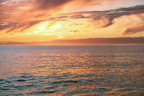 Sonnenlicht scheint auf Meer