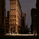 Nach dem Sturm: tief hängende Wolken und Stromausfall. Kein Schein in den Fenstern, keine Ampelsignale, keine Lichtpunkte der Laternen – vier Tage lang lag halb Manhattan 2021 im Dunkel. Nur Autoscheinwerfer und Taschenlampen malten nachts helle Lichtspuren auf die Straßen.   