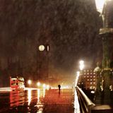 Regen, roter Bus, Big Ben: Ikonischer könnte ein Schnappschuss von London wohl kaum sein. Trotz Starkregens fängt der Fotograf das Leuchten der Großstadt ein. 