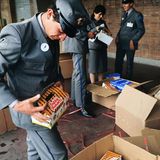 Der Kokainhandel nimmt im Laufe der 1970er Jahre an Fahrt auf, als die Nachfrage in den USA rasant steigt. In den 1980ern dominieren zunehmend die großen kolumbianischen Kartelle das Geschäft. Pablo Escobars Medellín-Kartell etwa schmuggelt tonnenweise Kokain in die Vereinigten Staaten (Drogensuche am Flughafen von Bogotá, 1989).