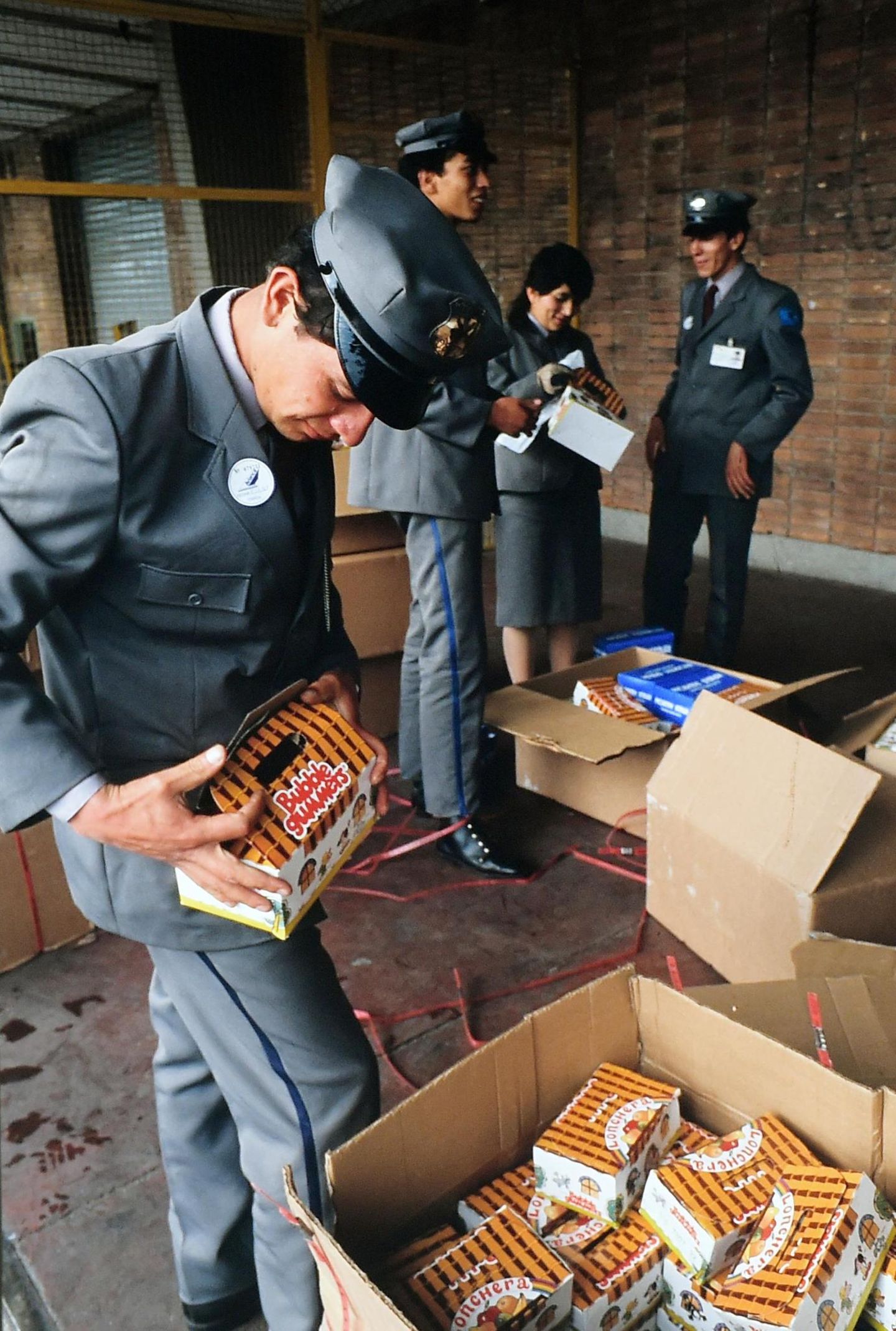 Der Kokainhandel nimmt im Laufe der 1970er Jahre an Fahrt auf, als die Nachfrage in den USA rasant steigt. In den 1980ern dominieren zunehmend die großen kolumbianischen Kartelle das Geschäft. Pablo Escobars Medellín-Kartell etwa schmuggelt tonnenweise Kokain in die Vereinigten Staaten (Drogensuche am Flughafen von Bogotá, 1989).