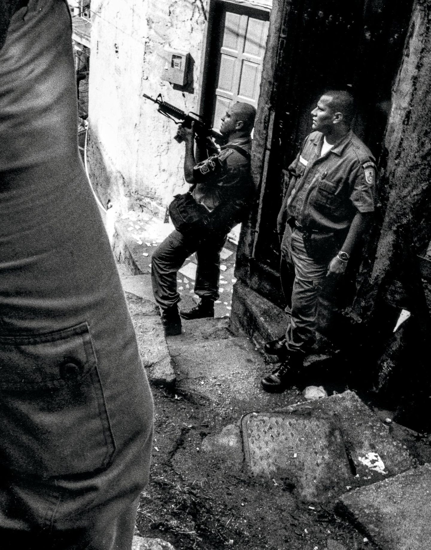 Im Gefecht bewaffnete Polizisten in einer Favela in Rio de Janeiro