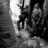 bewaffnete Polizisten in einer Favela in Rio de Janeiro