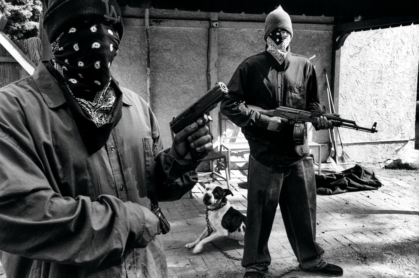 Gesetz der Straße Zwei vermummte Gangmitglieder