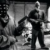 Zwei vermummte Gangmitglieder