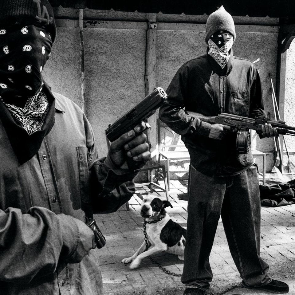 Zwei vermummte Gangmitglieder