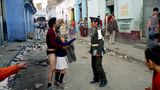 In der Calle del Cartucho in Bogotá stehen sich ein Polizist mit gezückter Pistole und ein Mann mit seiner Tochter gegenüber. Der – mittlerweile abgerissene – Straßenzug gehört lange Zeit zu den berüchtigtsten Orten der kolumbianischen Kapitale, viele Drogenhändler und Süchtige leben hier, Arme und Entwurzelte aus allen Teilen des Landes. Oft sind es die Schwächsten der Gesellschaft, die die Wucht der Rauschmittel am härtesten trifft. 