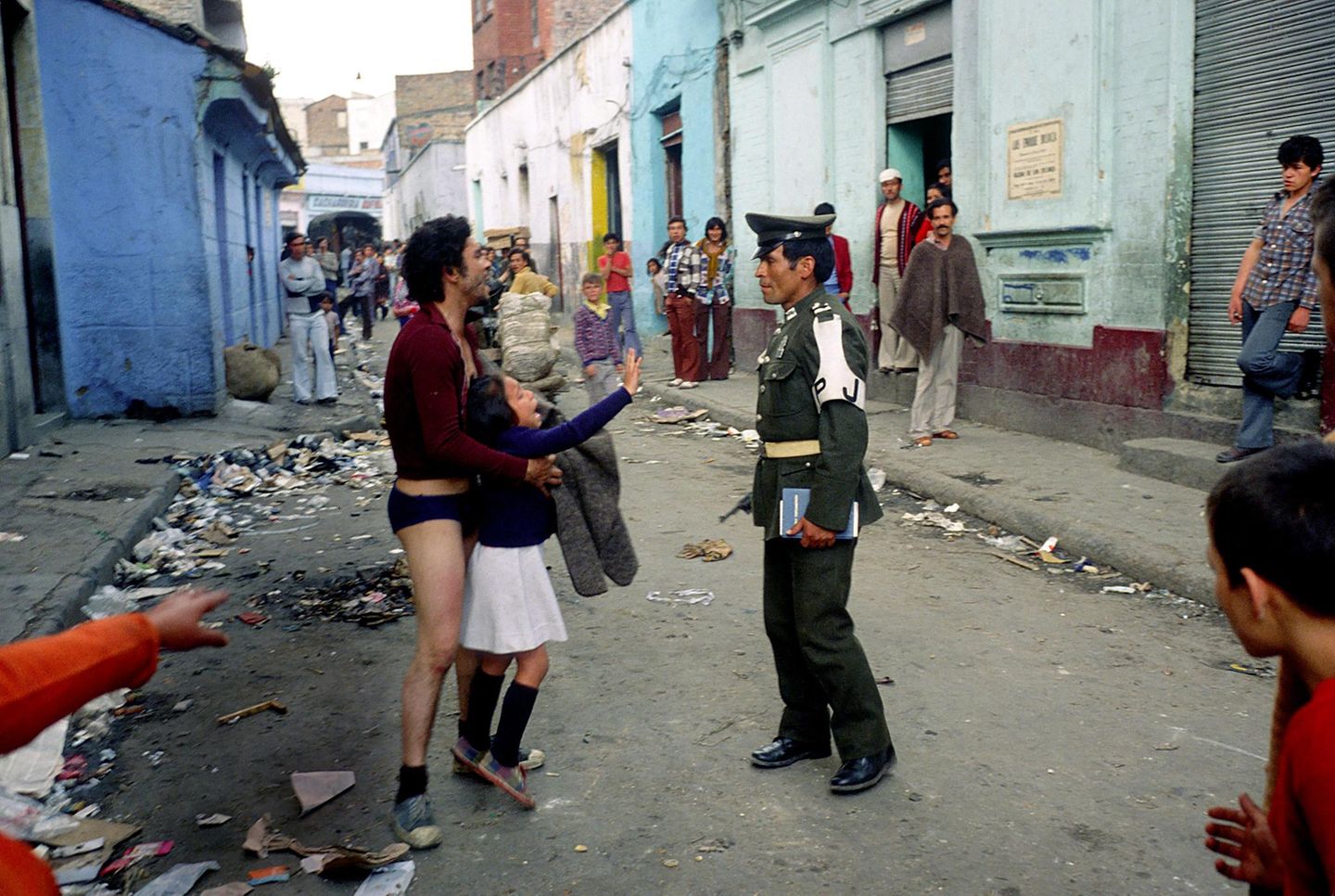 Versunken im Elend In der Calle del Cartucho in Bogotá stehen sich ein Polizist mit gezückter Pistole und ein Mann mit seiner Tochter gegenüber. Der – mittlerweile abgerissene – Straßenzug gehört lange Zeit zu den berüchtigtsten Orten der kolumbianischen Kapitale, viele Drogenhändler und Süchtige leben hier, Arme und Entwurzelte aus allen Teilen des Landes. Oft sind es die Schwächsten der Gesellschaft, die die Wucht der Rauschmittel am härtesten trifft.