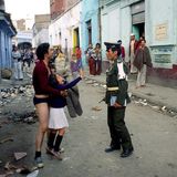 In der Calle del Cartucho in Bogotá stehen sich ein Polizist mit gezückter Pistole und ein Mann mit seiner Tochter gegenüber. Der – mittlerweile abgerissene – Straßenzug gehört lange Zeit zu den berüchtigtsten Orten der kolumbianischen Kapitale, viele Drogenhändler und Süchtige leben hier, Arme und Entwurzelte aus allen Teilen des Landes. Oft sind es die Schwächsten der Gesellschaft, die die Wucht der Rauschmittel am härtesten trifft. 