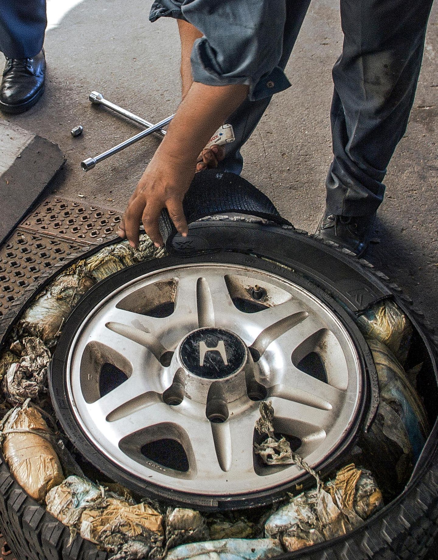 Schmuggelwege Ein kalifornischer Grenzbeamter hat Marihuana in einem Autoreifen entdeckt. Die Ware kommt aus Mexiko, wo das warme Klima Hanf hervorragend wachsen lässt. Im von Drogengewalt gebeutelten Land betreiben Kriminelle seit den 1960er Jahren riesige Plantagen. Doch auch hier werden ab den 1970ern härtere, lukrativere Drogen wichtiger: erst Kokain, neuerdings synthetische Rauschmittel wie Methamphetamin oder der süchtig machende Schmerzstiller Fentanyl.